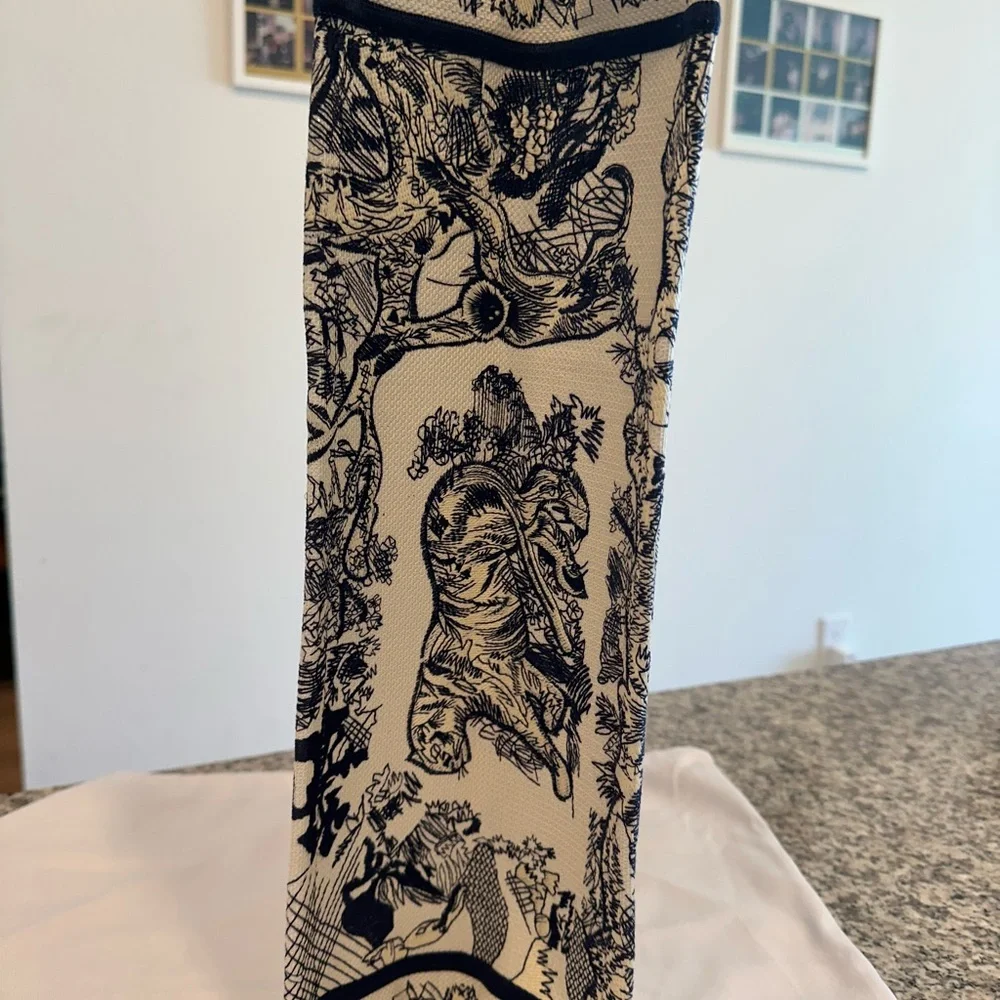 Navy Dior book  Tote !!💙 - Picture 9 of 10